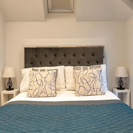 Dom wakacyjny The Old Coach House- Luxury Detached Quite Stylish Whole House Short Walk From The Conference- Town Centre *