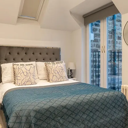 Dom wakacyjny The Old Coach House- Luxury Detached Quite Stylish Whole House Short Walk From The Conference- Town Centre *