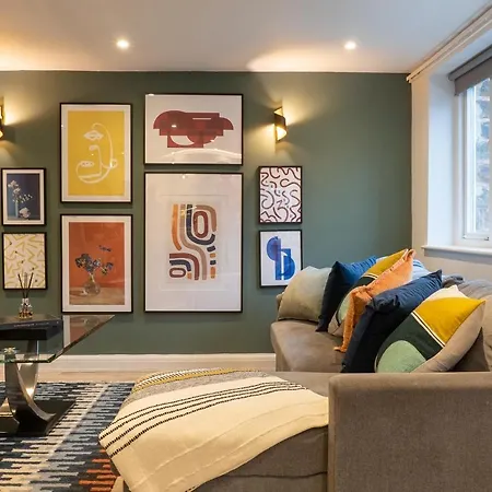 Dom wakacyjny The Old Coach House- Luxury Detached Quite Stylish Whole House Short Walk From The Conference- Town Centre