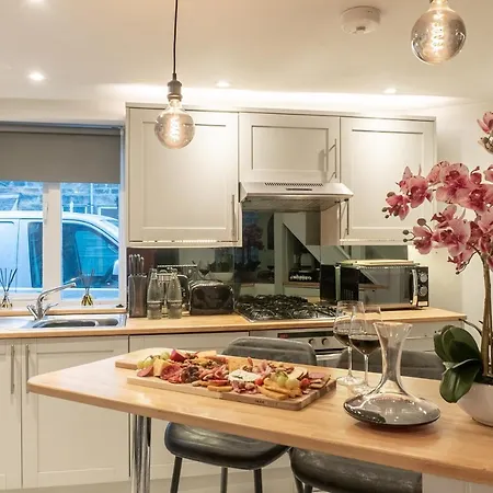 Dom wakacyjny The Old Coach House- Luxury Detached Quite Stylish Whole House Short Walk From The Conference- Town Centre *