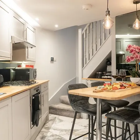 Dom wakacyjny The Old Coach House- Luxury Detached Quite Stylish Whole House Short Walk From The Conference- Town Centre *