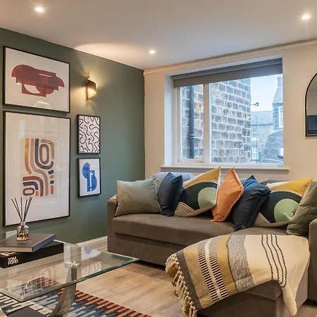 The Old Coach House- Luxury Detached Quite Stylish Whole House Short Walk From The Conference- Town Centre *