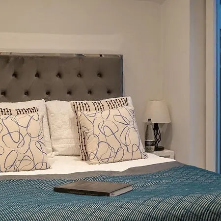 The Old Coach House- Luxury Detached Quite Stylish Whole House Short Walk From The Conference- Town Centre