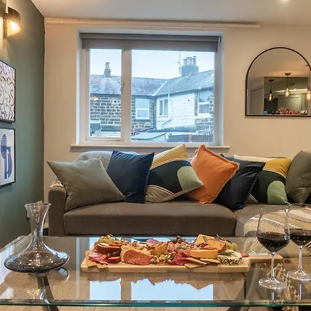 Vakantiehuis The Old Coach House- Luxury Detached Quite Stylish Whole House Short Walk From The Conference- Town Centre *