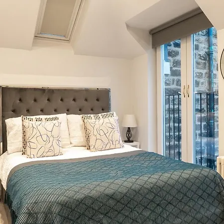 Vakantiehuis The Old Coach House- Luxury Detached Quite Stylish Whole House Short Walk From The Conference- Town Centre *