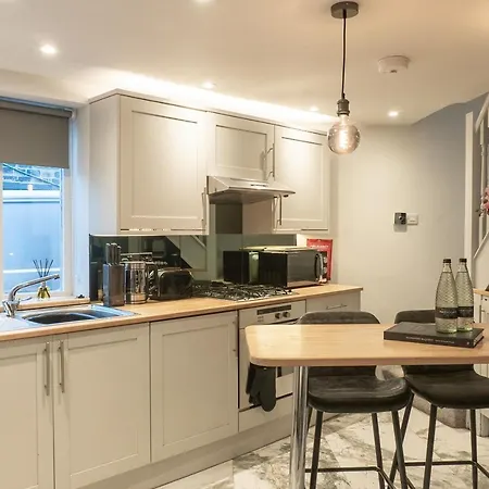 The Old Coach House- Luxury Detached Quite Stylish Whole House Short Walk From The Conference- Town Centre