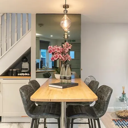 度假居 The Old Coach House- Luxury Detached Quite Stylish Whole House Short Walk From The Conference- Town Centre