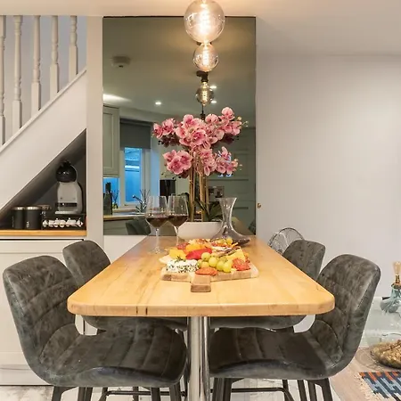 The Old Coach House- Luxury Detached Quite Stylish Whole House Short Walk From The Conference- Town Centre 度假居