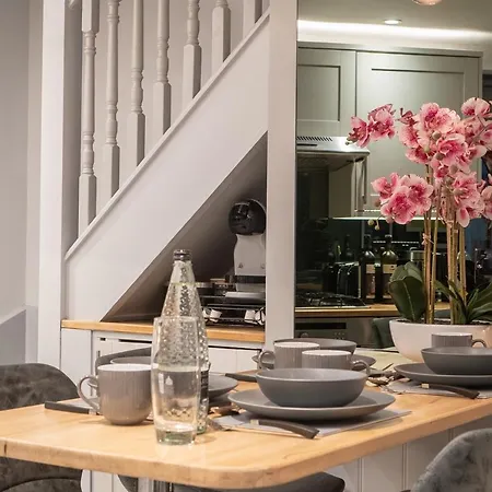 The Old Coach House- Luxury Detached Quite Stylish Whole House Short Walk From The Conference- Town Centre 度假居